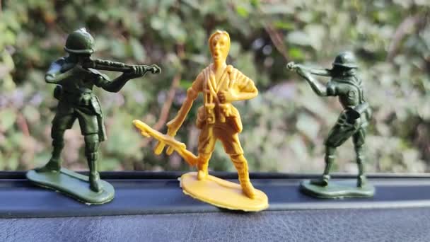 おもちゃの兵士たち 戦争か 武器を持った兵士 戦争における負傷と死亡 軍事行動のシンボル バトルフィールド おもちゃの軍隊について — ストック動画