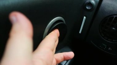 Kapı kolu. Eller arabanın kapı kolunu açar. Araba kapısı. Arabanın iç kapı kolu.