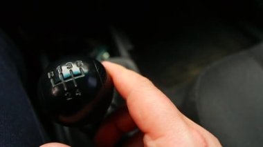 Manüel şanzıman kolu. Arabada vites değiştirmek..