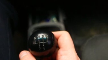 Manüel şanzıman kolu. Arabada vites değiştirmek..