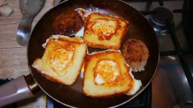 Kızartma tavasında çırpılmış yumurta. Ekmeğin içinde çırpılmış yumurta. Sahanda yumurta. Ev mutfağı. Yemek pişirme.