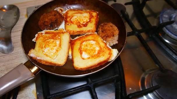 Huevos Revueltos Una Sartén Huevos Revueltos Pan Huevo Frito Cocina — Vídeo de stock