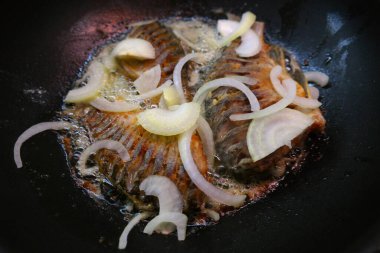 Kızarmış balık. Kızartma tavasında balık. Kızarmış nehir balığı. Balık pişirmek. Ev mutfağı. Yemek pişirme.