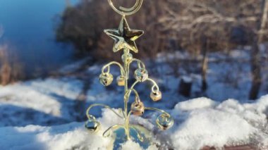 Alışılmadık yeni yıl ağacı. Metal Noel ağacı. Yeni yıl sembolleri. Tatil. Beyaz arka planda izole edilmiş konsept. Asgari gerçeküstü konsept