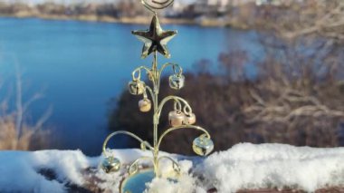 Alışılmadık yeni yıl ağacı. Metal Noel ağacı. Yeni yıl sembolleri. Tatil. Beyaz arka planda izole edilmiş konsept. Asgari gerçeküstü konsept