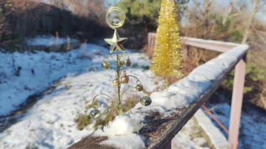Alışılmadık yeni yıl ağacı. Metal Noel ağacı. Yeni yıl sembolleri. Tatil. Beyaz arka planda izole edilmiş konsept. Asgari gerçeküstü konsept