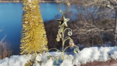Alışılmadık yeni yıl ağacı. Metal Noel ağacı. Yeni yıl sembolleri. Tatil. Beyaz arka planda izole edilmiş konsept. Asgari gerçeküstü konsept