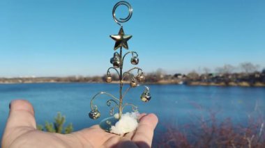 Alışılmadık yeni yıl ağacı. Metal Noel ağacı. Yeni yıl sembolleri. Tatil. Beyaz arka planda izole edilmiş konsept. Asgari gerçeküstü konsept