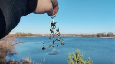 Alışılmadık yeni yıl ağacı. Metal Noel ağacı. Yeni yıl sembolleri. Tatil. Beyaz arka planda izole edilmiş konsept. Asgari gerçeküstü konsept