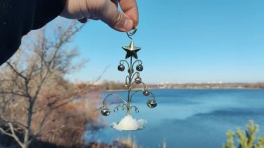 Alışılmadık yeni yıl ağacı. Metal Noel ağacı. Yeni yıl sembolleri. Tatil. Beyaz arka planda izole edilmiş konsept. Asgari gerçeküstü konsept