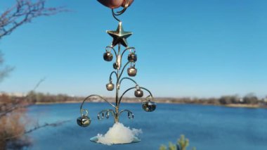 Alışılmadık yeni yıl ağacı. Metal Noel ağacı. Yeni yıl sembolleri. Tatil. Beyaz arka planda izole edilmiş konsept. Asgari gerçeküstü konsept