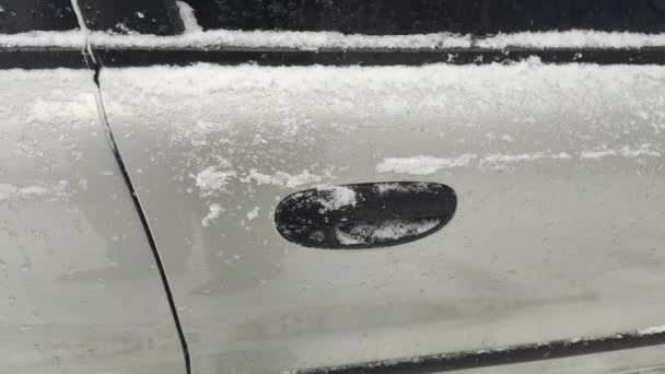 车上的雪 汽车陷在雪地里了 汽车前灯因霜冻而结冰 在冬季停在外面后 汽车前灯被冰覆盖 汽车前灯玻璃上的一层薄冰 — 图库视频影像