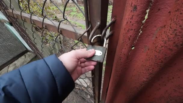 Πλέγμα Και Χέρι Φυλακισμένος Αλυσοδεμένος Κλείνω Τις Πόρτες Ενός Κελιού — Αρχείο Βίντεο