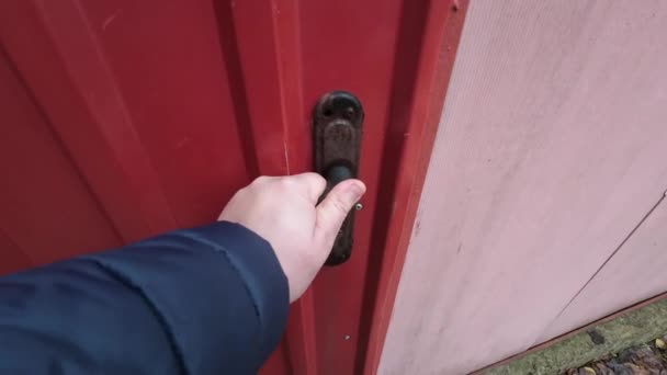 Χέρι Ανοίγει Χερούλι Κοντινό Πλάνο Αρσενικό Χέρι Άνοιγμα Της Πόρτας — Αρχείο Βίντεο