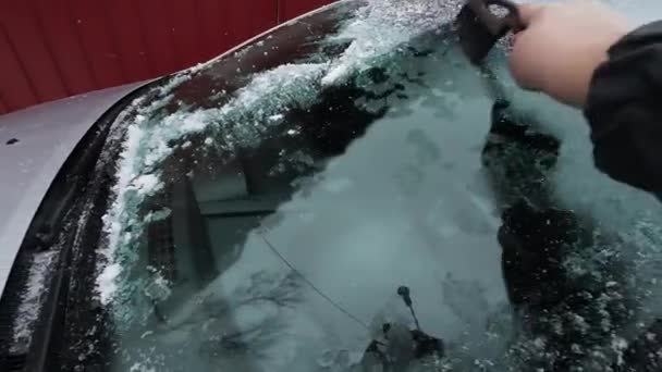 Ein Mann Reinigt Eis Aus Einem Autofenster Person Räumt Nach — Stockvideo