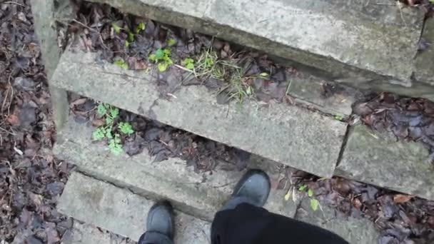 古老的石阶一个男人走上楼梯 一个穿着黑色运动鞋的人的腿沿着一个古老的石阶走着 穿过楼梯走很长一段路 穿上衣服4K视频 — 图库视频影像