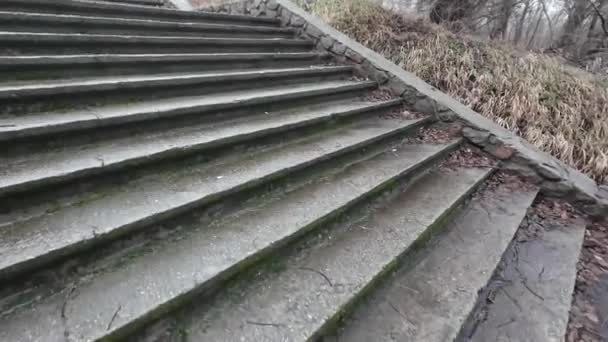 Alte Steintreppe Geht Ein Mann Die Treppe Hinauf Die Beine — Stockvideo