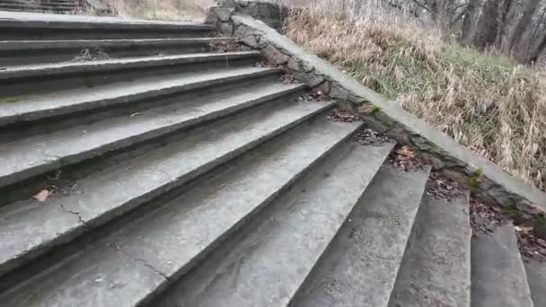 Oude Stenen Trap Een Man Loopt Trap Benen Van Een — Stockvideo