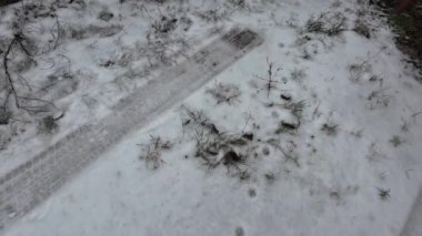 Karda lastik izleri. Buzda donmuş lastikler. Donmuş lastik izleri. Finlandiya 'da donmuş bir gölün üzerindeki araba izleri, havadan çekilmiş. Karda iplikler ve ayak izleri, karla kaplı bir şehir sokağı. 4k