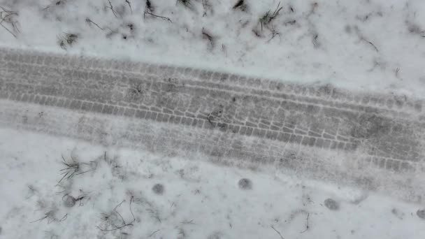 Keréknyomok Hóban Fagyasztott Gumiabroncsok Jégbe Fagyva Fagyott Keréknyomok Autónyomok Havon — Stock videók