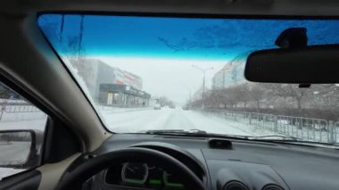 Karlı bir havada araba kullanmak. Tehlikeli karlı koşullarda araba kullanmak. Kış zamanı. Karda yol. Yoğun kar yağışı. zor yol koşulları.