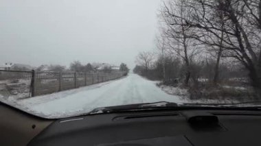 Karlı bir havada araba kullanmak. Tehlikeli karlı koşullarda araba kullanmak. Kış zamanı. Karda yol. Yoğun kar yağışı. zor yol koşulları.