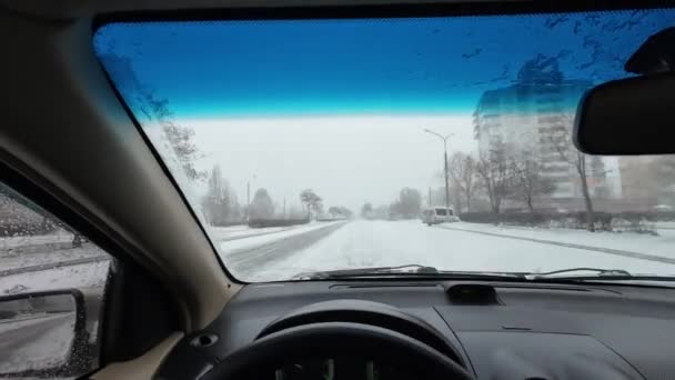 雪の降る天候で車を運転する 危険な雪の状態で車を運転する 冬の時間だ 雪の中の道 大雪が降りました 困難な道路状況 — ストック動画