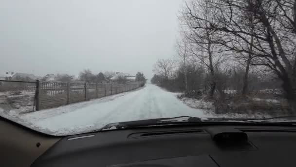 雪の降る天候で車を運転する 危険な雪の状態で車を運転する 冬の時間だ 雪の中の道 大雪が降りました 困難な道路状況 — ストック動画