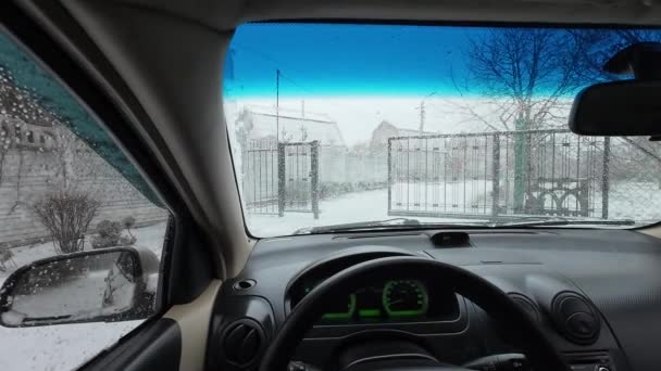 在下雪天开车 在大雪纷飞的危险条件下开车 冬天的时候在雪地里的路大雪 困难的道路状况 — 图库视频影像