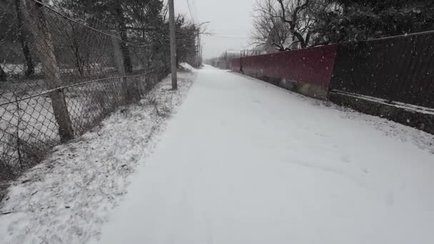 Zewnątrz Pada Śnieg Ulica Małego Miasteczka Śniegu Zimowa Atmosfera Opady — Wideo stockowe