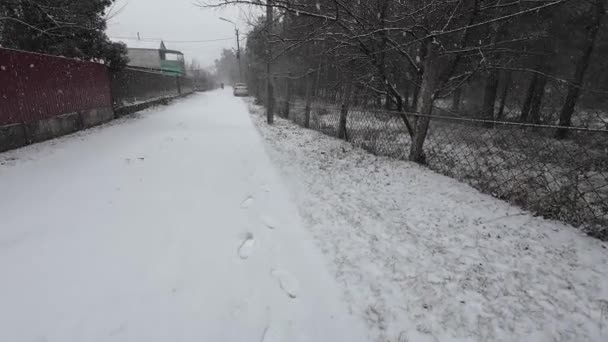 Venku Sněží Ulice Malého Městečka Sněhu Zimní Atmosféra Sněžení Velké — Stock video