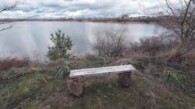 Nehir kıyısında bulutlu bir manzara. Su ve bulutlar. Bulutlu hava manzarası. Dnepr Nehri. Ukrayna. Sonbahar akşamı manzarası. Su ve gökyüzü. Renkli gökyüzü ve ağaçlar durgun sulara yansıyor.