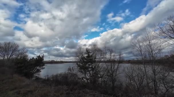 Táj Folyó Partján Felhőkkel Víz Felhők Táj Felhős Időjárással Dnepr — Stock videók