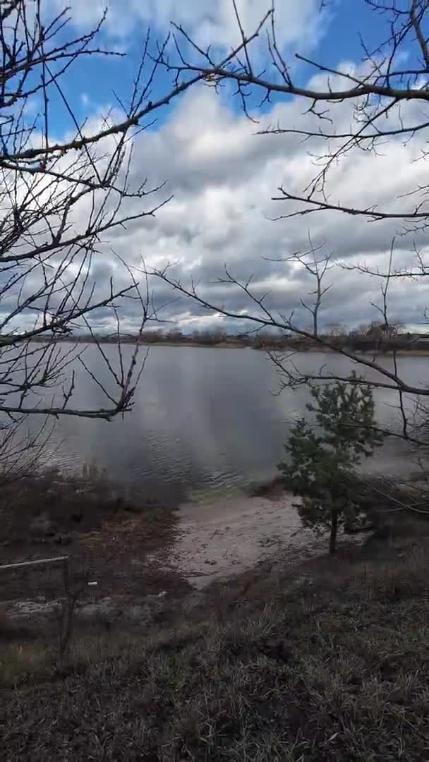 Landschaft Flussufer Mit Wolken Wasser Und Wolken Landschaft Mit Bewölktem — Stockvideo