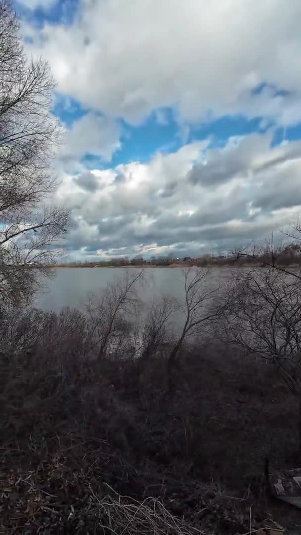 Landschaft Flussufer Mit Wolken Wasser Und Wolken Landschaft Mit Bewölktem — Stockvideo