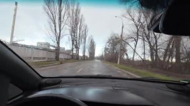 Araba sürüyorum. Arabanın içinde. Erkeklerin elleri direksiyonun üzerinde. Arabayla yolculuk. Direksiyon başında iş adamı var. Aile gezisi..