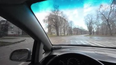 Araba sürüyorum. Arabanın içinde. Erkeklerin elleri direksiyonun üzerinde. Arabayla yolculuk. Direksiyon başında iş adamı var. Aile gezisi..