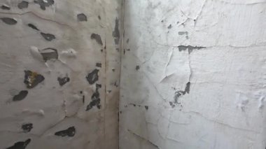 Eski duvar. Kırık alçı. Duvardaki çatlaklar. Eski kabuk soyma boyası.