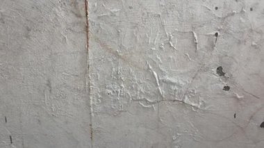 Eski duvar. Kırık alçı. Duvardaki çatlaklar. Eski kabuk soyma boyası.