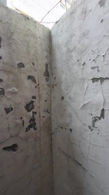 Eski duvar. Kırık alçı. Duvardaki çatlaklar. Eski kabuk soyma boyası.