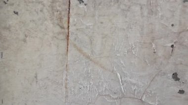 Eski duvar. Kırık alçı. Duvardaki çatlaklar. Eski kabuk soyma boyası.
