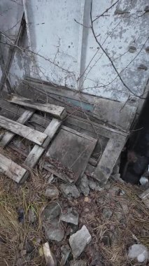 İnşaat çöpü. Enkaz altındayız. Harabeler. Kırık yapı malzemeleri. inşaat.