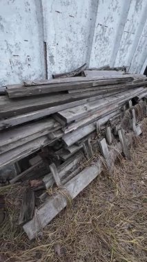 İnşaat çöpü. Enkaz altındayız. Harabeler. Kırık yapı malzemeleri. inşaat.