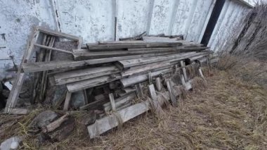 İnşaat çöpü. Enkaz altındayız. Harabeler. Kırık yapı malzemeleri. inşaat.