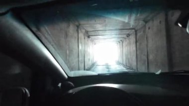 Karlı bir yolda bir arabada. Sürücü karlı havada araba kullanıyor. Kışın araba gezisi. Güneşli bir gün ve karda yol. Karla kaplı bir yolda güneşli bir günde araba sürmek. Tehlikeli buz yolu..