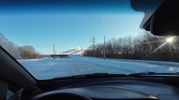 Autě Zasněžené Silnici Řidič Sněhového Počasí Výlet Autem Zimě Slunečný — Stock video