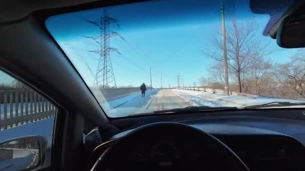 Ένα Αυτοκίνητο Ένα Χιονισμένο Δρόμο Οδηγός Οδηγεί Χιονισμένο Καιρό Εκδρομή — Αρχείο Βίντεο