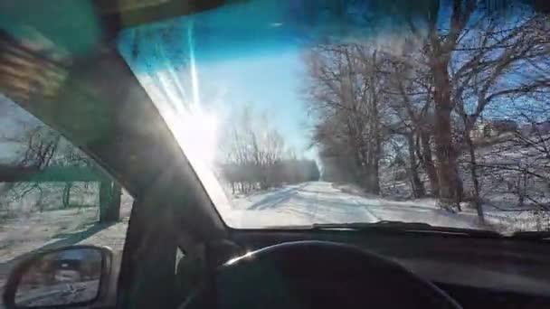 Ένα Αυτοκίνητο Ένα Χιονισμένο Δρόμο Οδηγός Οδηγεί Χιονισμένο Καιρό Εκδρομή — Αρχείο Βίντεο
