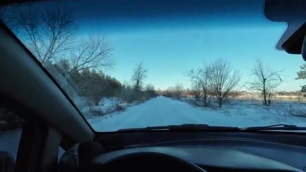 Autě Zasněžené Silnici Řidič Sněhového Počasí Výlet Autem Zimě Slunečný — Stock video