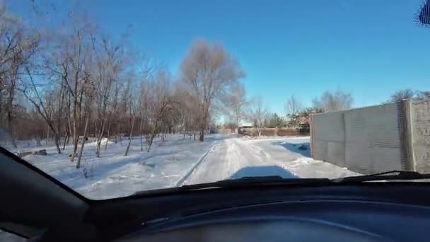 Машине Снежной Дороге Водитель Едет Снежную Погоду Поездка Зимой Солнечный — стоковое видео